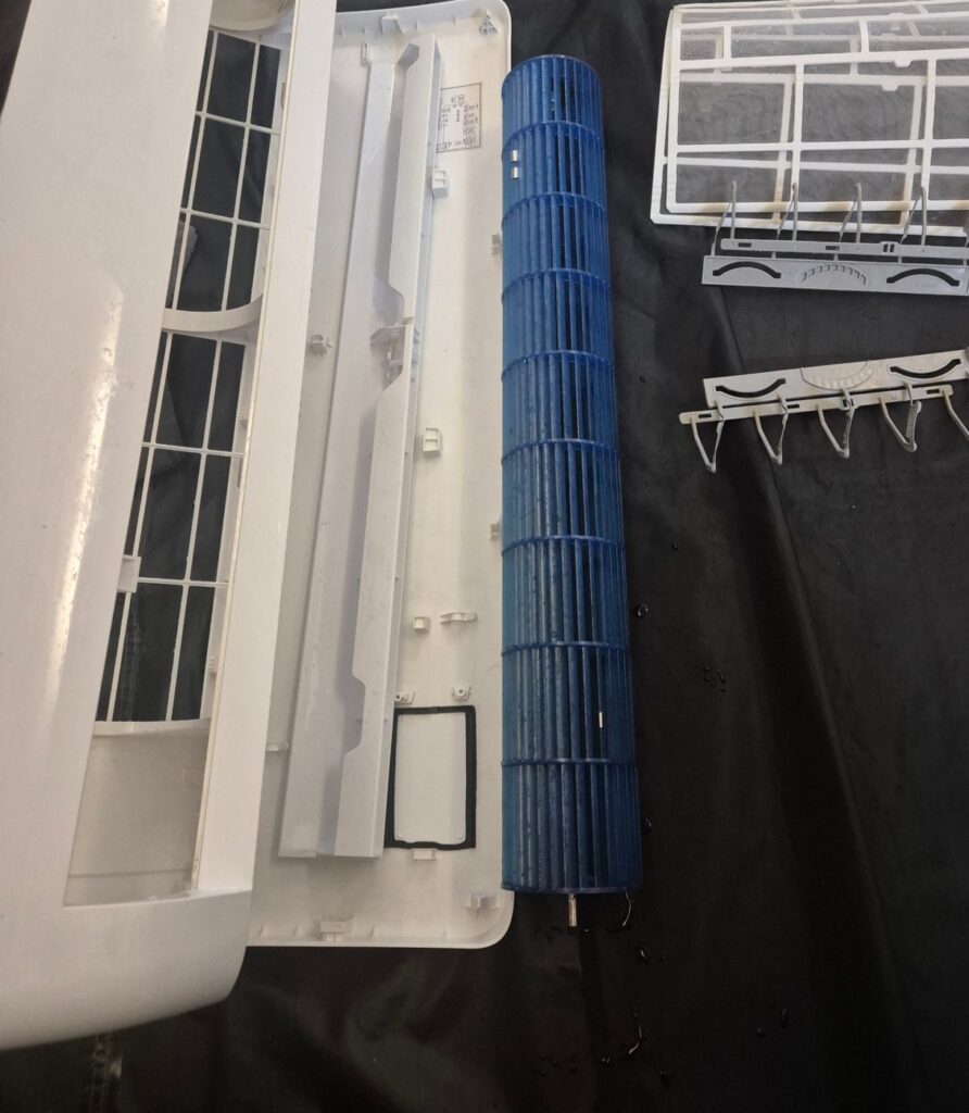 완전분해 후 세척한 벽걸이 에어컨 부품
