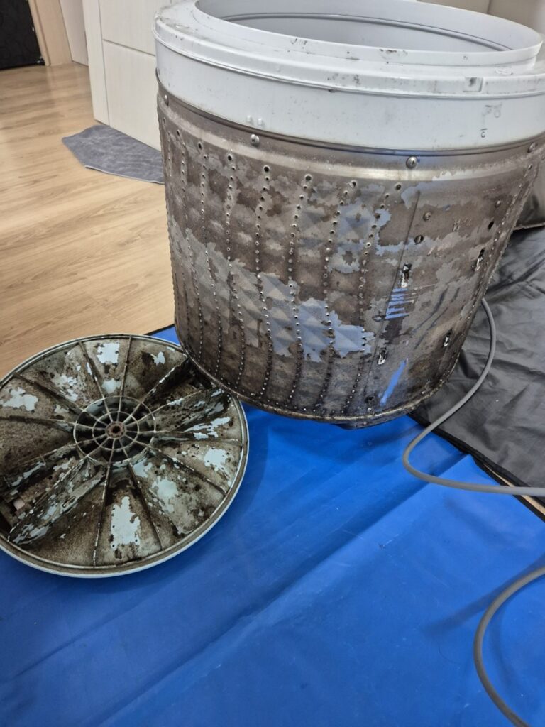 통돌이 세탁기 세탁조 탈거 후 오염 상태